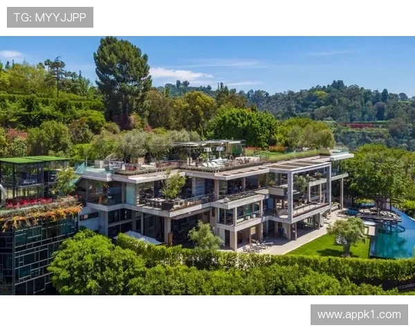 大阪刚买下比弗利山庄那栋带私人网球场的豪宅，月供比我年薪还高