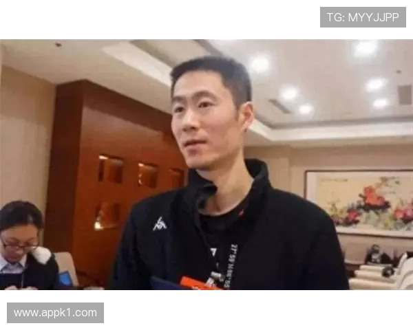 王励勤吃个饭有人偷偷给他算账，这日子也太拽了吧？