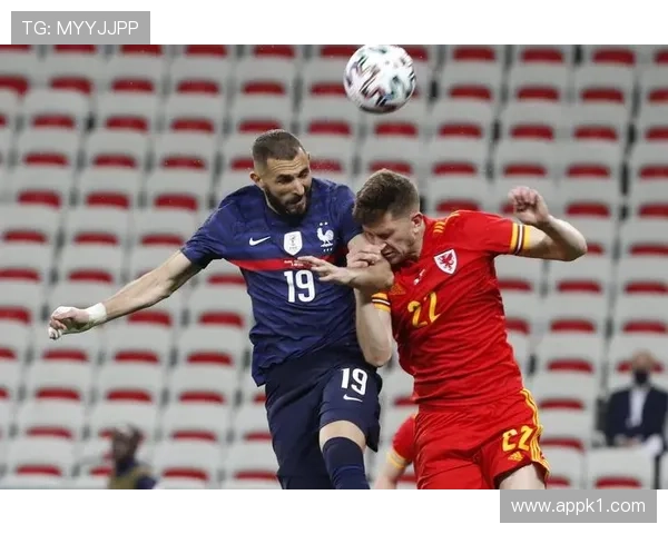 本泽马vs吉鲁：法国队中锋适配性与进球效率差距在哪